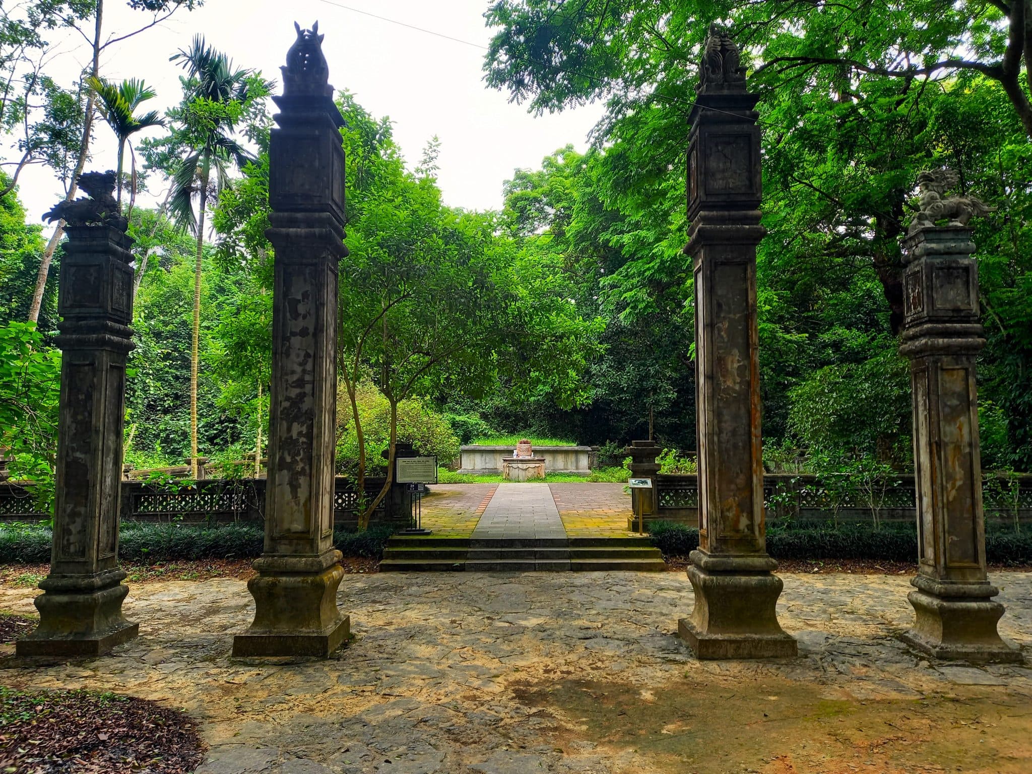 LAM KINH: TOMB OF LÊ LỢI